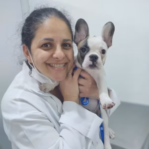 Doutora Carolina Cacezi Médica Veterinária da Bicholândia Creche, Hotel e Day Care para Cães